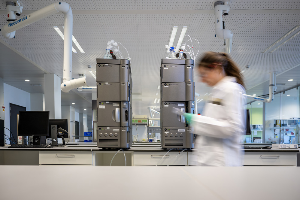 Controlled transfer to wet lab